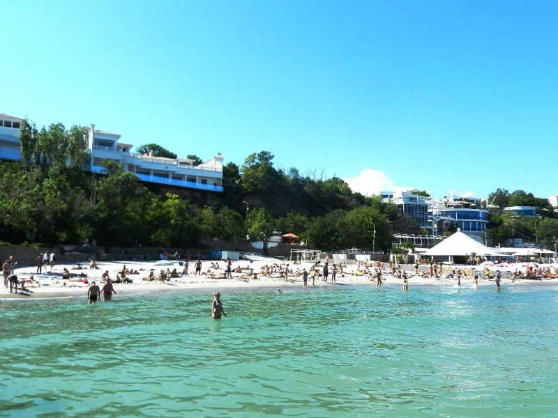 Встигніть відвідати восени: розкішні пляжі Одеси з басейнами та розвагами